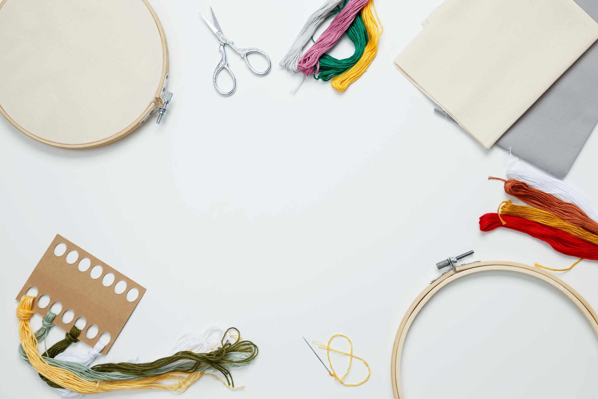 Workshop con tavolo da lavoro e attrezzi per ricamo